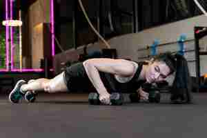 Foto gratuita cerca de mujer haciendo entrenamiento crossfit