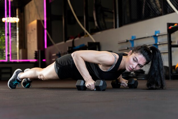 Cerca de mujer haciendo entrenamiento crossfit