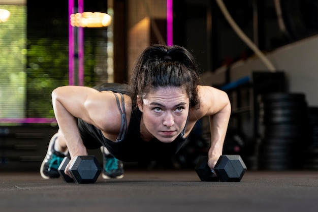 Cerca de mujer haciendo entrenamiento crossfit