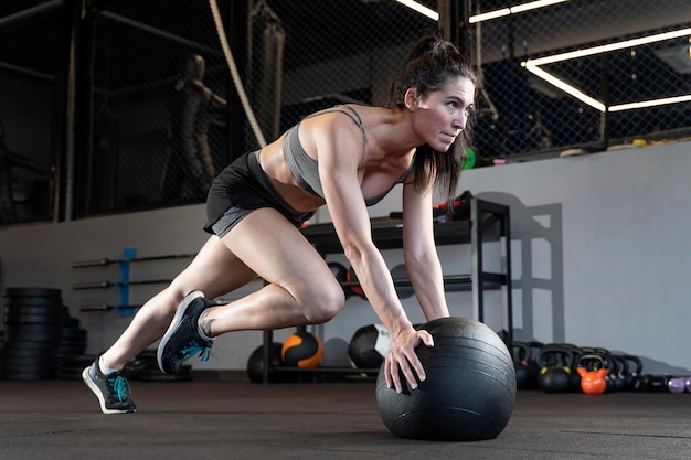 Cerca de mujer haciendo entrenamiento crossfit