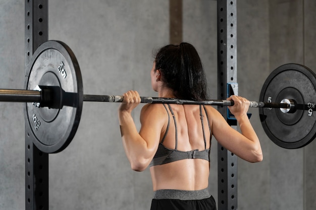 Cerca de mujer haciendo entrenamiento crossfit