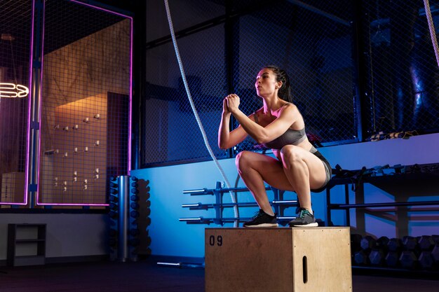 Cerca de mujer haciendo entrenamiento crossfit