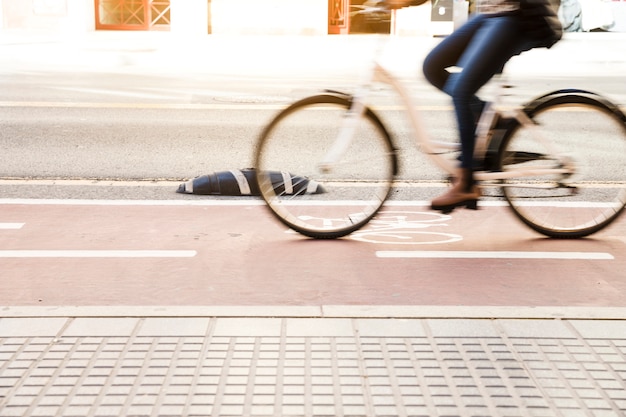 Cerca de una mujer montando bicicleta en carril bici