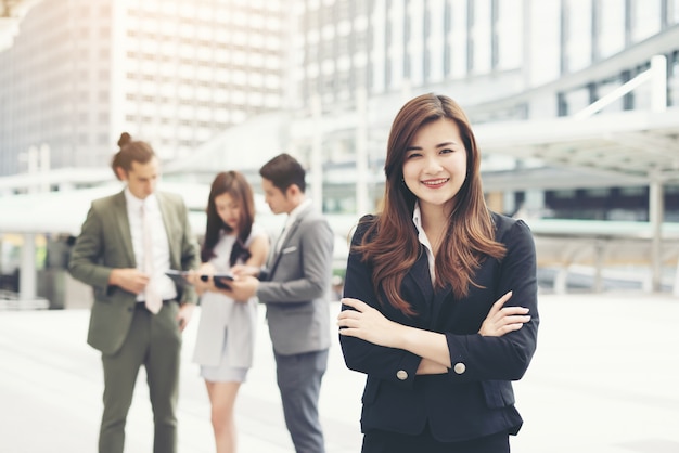 Cerca de la mujer de negocios al aire libre.