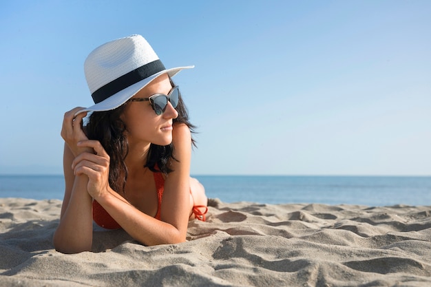 Cerca mujer en la playa mirando lejos