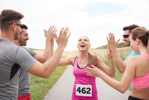 Foto gratuita de cerca a la mujer que gana el maratón