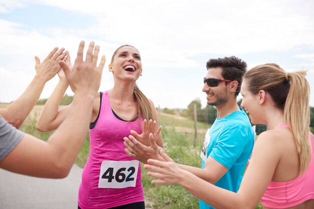 De cerca a la mujer que gana el maratón