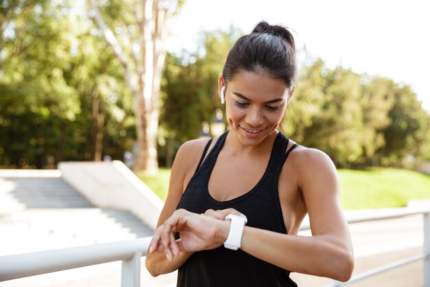 Cerca de una mujer sonriente de fitness