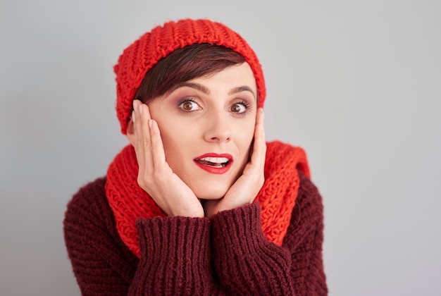 Cerca de mujer sorprendida