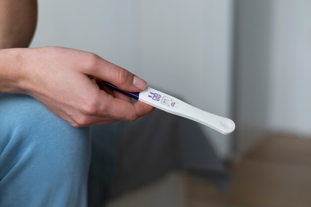 Cerca de mujer sosteniendo prueba de infertilidad