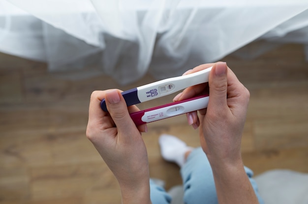 Foto gratuita cerca de mujer sosteniendo prueba de infertilidad