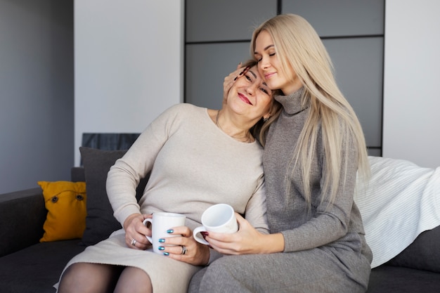 Foto gratuita de cerca a la mujer con su madre