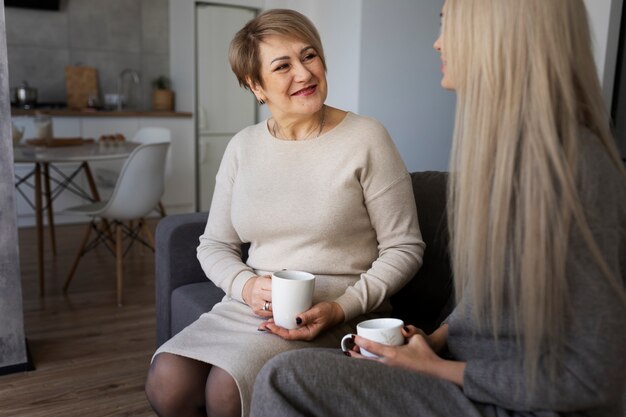 De cerca a la mujer con su madre