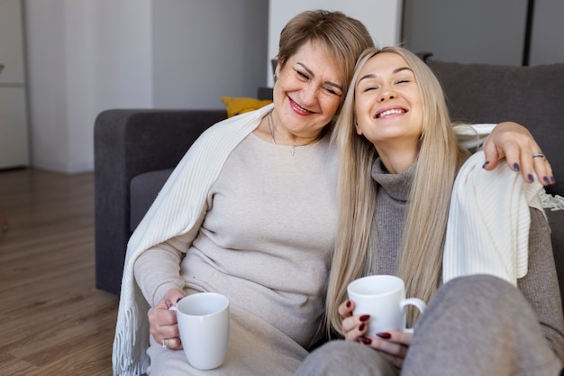 De cerca a la mujer con su madre