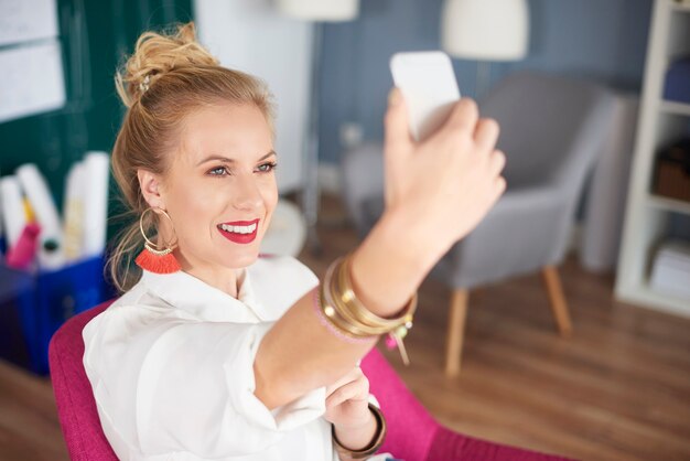 Cerca de mujer tomando selfie