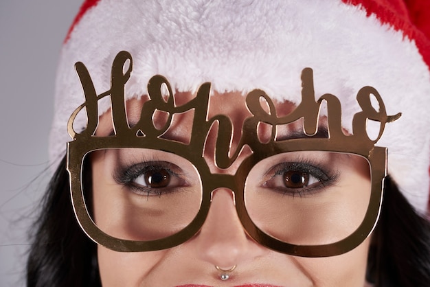 Foto gratuita cerca de mujer vistiendo gorro de papá noel y gafas