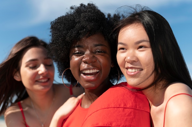 Cerca de mujeres felices al aire libre