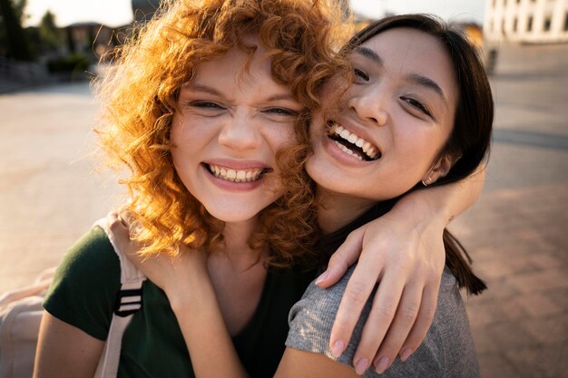 Cerca de mujeres sonrientes juntos al aire libre