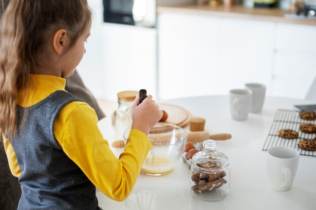 Cerca de niña cocinando con su abuela