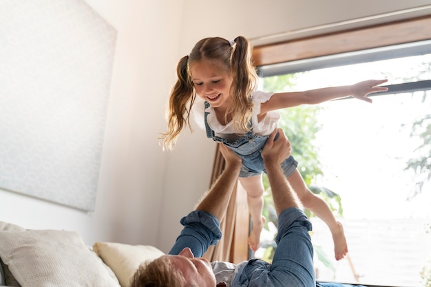 Cerca de niña divirtiéndose en casa