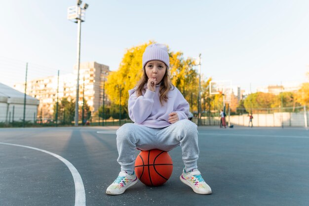 Cerca de niña jugando baloncesto