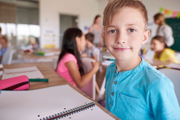 Foto gratuita cerca del niño en el aula