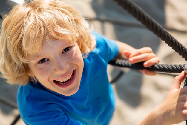 Cerca de niño feliz cuerda de escalada