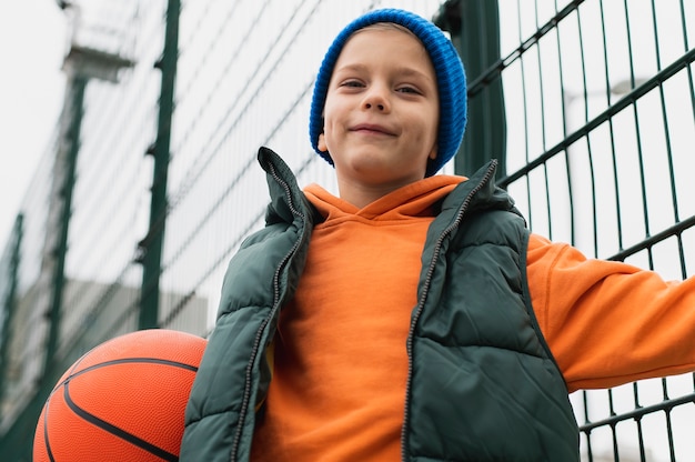 Foto gratuita cerca de niño jugando baloncesto