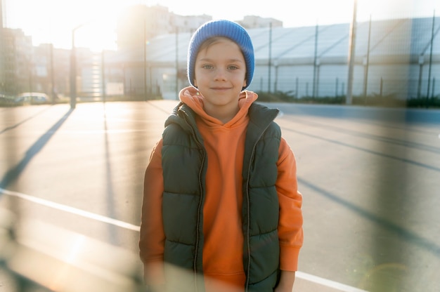 Foto gratuita cerca de niño jugando baloncesto