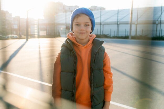 Cerca de niño jugando baloncesto