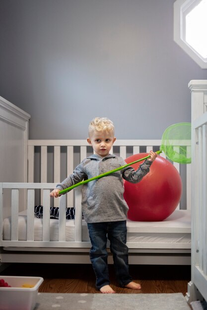 Cerca de niño jugando en el interior