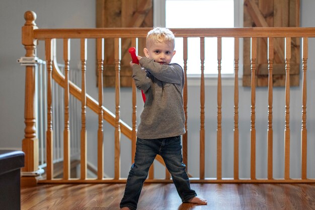 Cerca de niño jugando en el interior