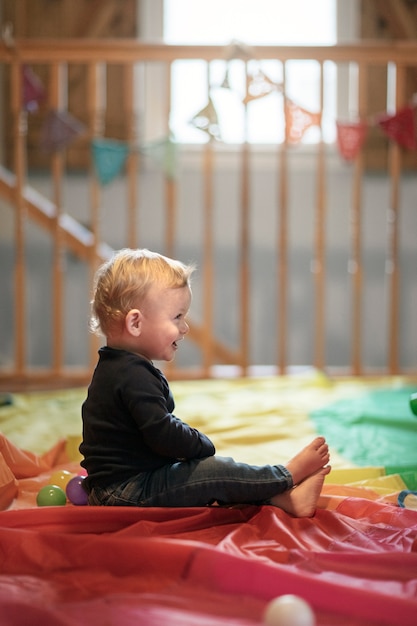 Cerca de niño jugando en el interior