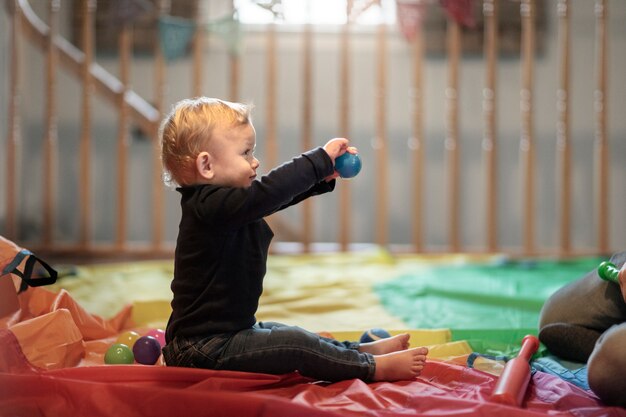 Cerca de niño jugando en el interior