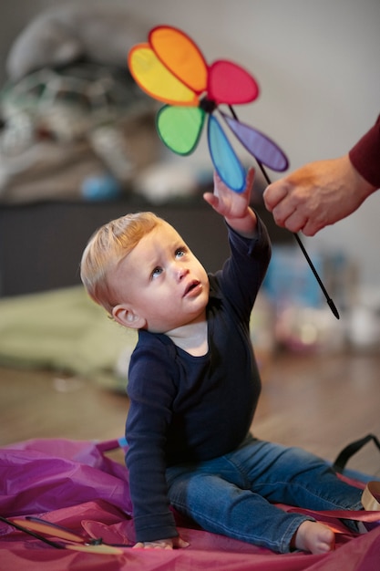 Foto gratuita cerca de niño jugando en el interior