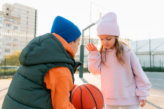 Cerca de niños jugando baloncesto