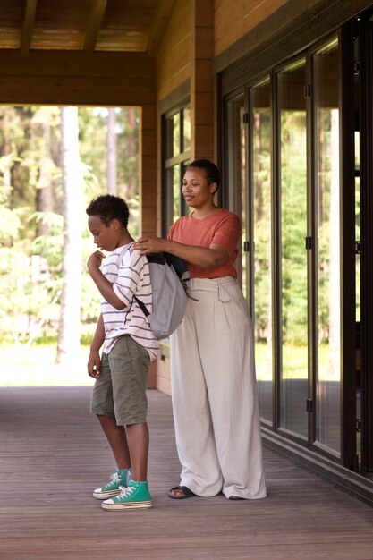 De cerca a los padres preparando a su hijo para la escuela