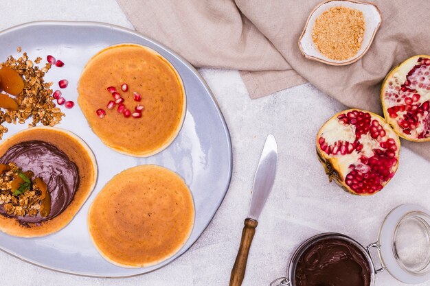 Cerca de panqueques de desayuno