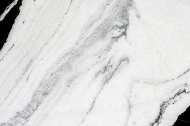 Cerca de una pared con textura de mármol blanco