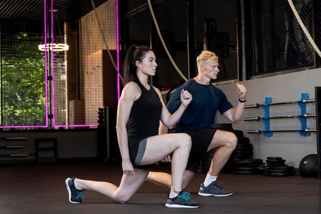 Cerca de la pareja haciendo ejercicios de crossfit