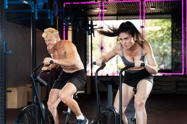 Cerca de la pareja haciendo ejercicios de crossfit