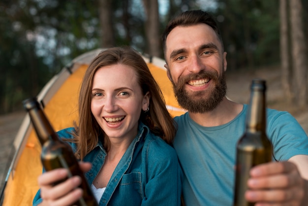 Foto gratuita cerca de la pareja sonriente