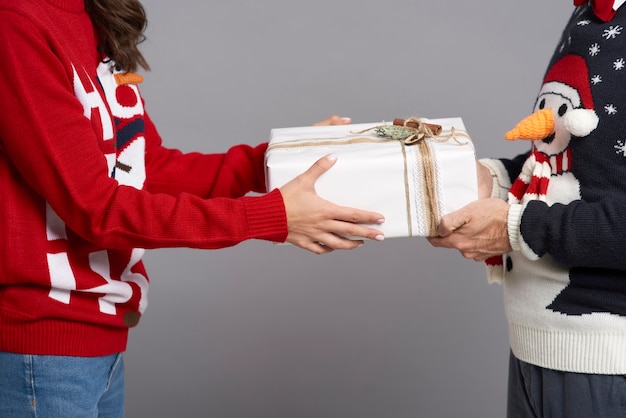 Cerca de pareja sosteniendo regalo de Navidad