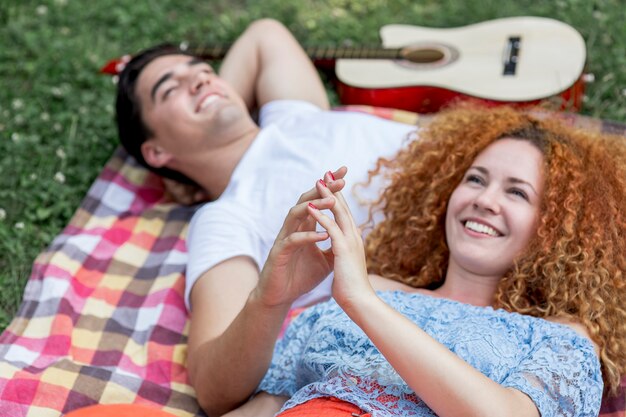 Cerca de una pareja tocando las manos y sonriendo