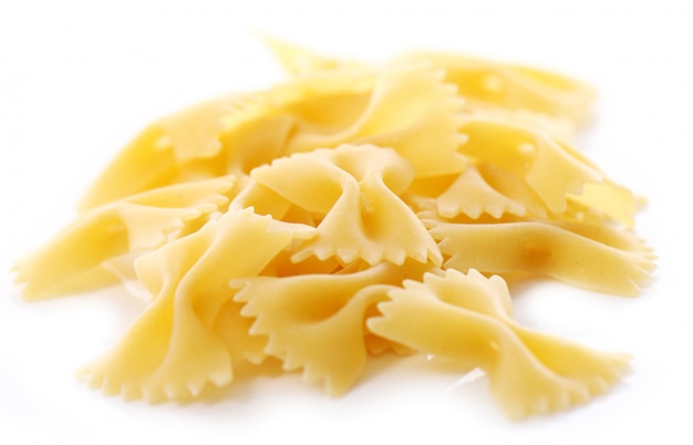 Cerca de pasta farfalle cruda