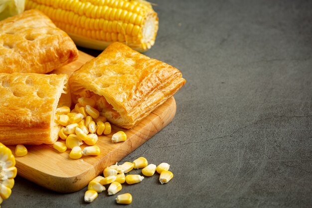 Cerca de pastel de maíz horneado listo para comer