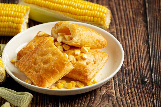 Cerca de pastel de maíz horneado listo para comer