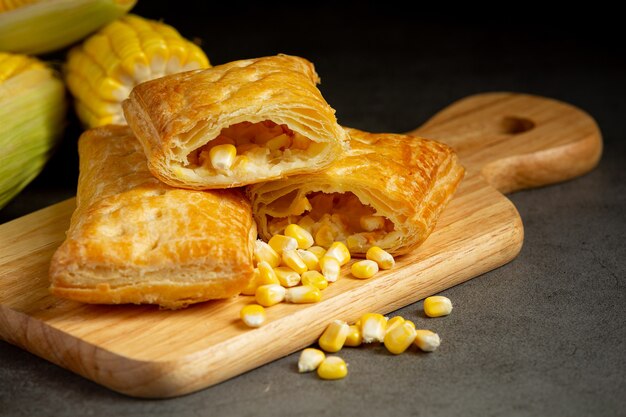 Cerca de pastel de maíz horneado listo para comer