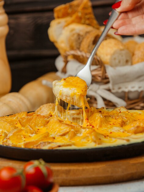 Cerca de patatas fritas con huevos para el desayuno.