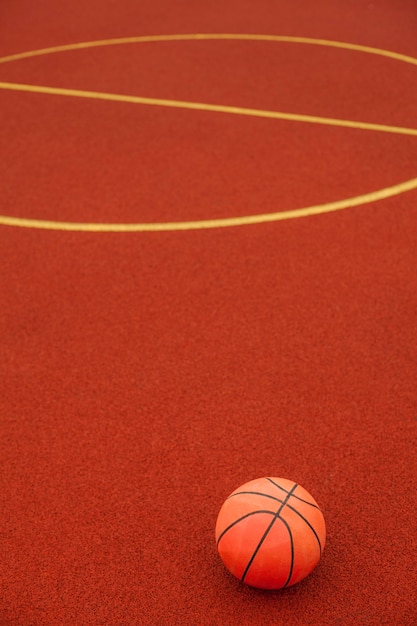 Foto gratuita cerca de una pelota de baloncesto